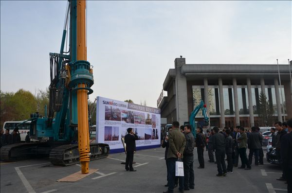 1.JPG “笃行创新 助力中国梦“山河智能客户交流会青海站圆满落幕