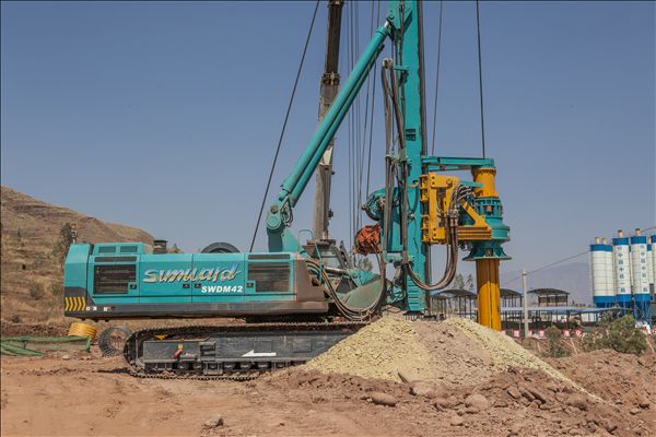 1.jpg 山河智能旋挖钻机强悍出击成昆铁路