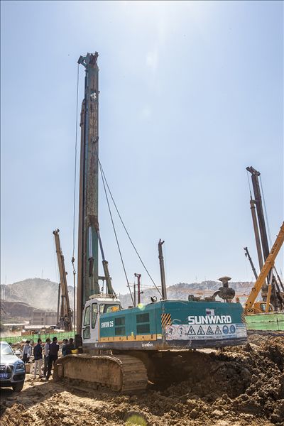 20140509143254531.jpg 山河智能旋挖钻机助力昆明高铁站建设