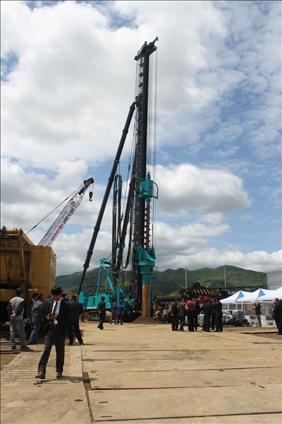 1.JPG 来自中国的你——山河智能强力多功能钻机精彩亮相韩国