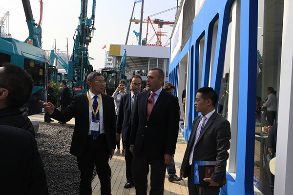 山河智能宝马展用创新倾倒客户,现场签单两亿元