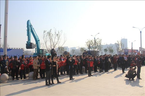 20140214084653329.JPG 山河智能“海陆空”产品齐展,开年“接地气”