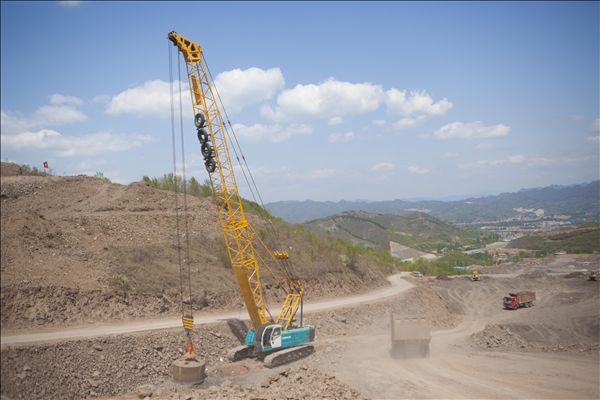 20140521142806296.jpg 山河智能履带式强夯机助力承德机场建设