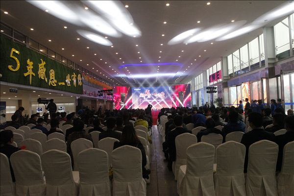 20140403151530271.JPG 五年感恩 一路有你——山河智能挖掘机湖南代理商2014年度VIP客户授牌