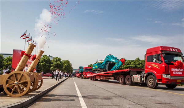 1.jpg 山河智能150台中大型挖掘机批量出口中东