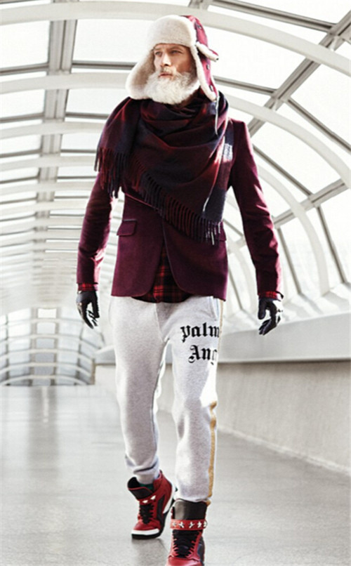 320名圣诞老人集体冲浪?八一八圣诞节奇闻趣事