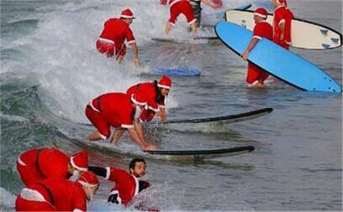 320名圣诞老人集体冲浪?八一八圣诞节奇闻趣事