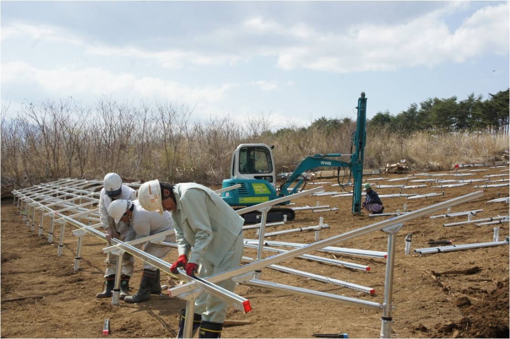 光伏工程施工必备利器---山河智能螺旋地桩钻机精彩亮相上海光伏展
