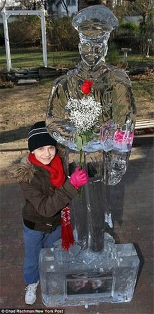 320名圣诞老人集体冲浪?八一八圣诞节奇闻趣事