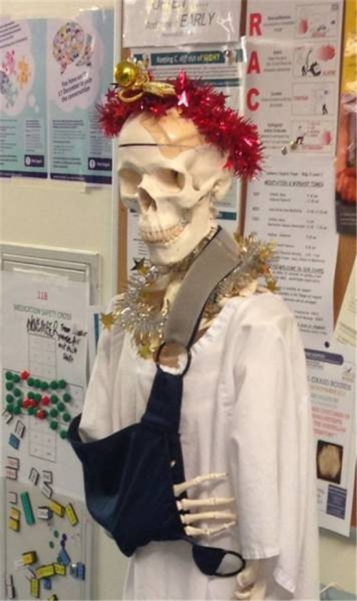 320名圣诞老人集体冲浪?八一八圣诞节奇闻趣事