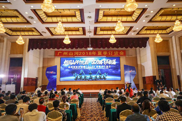 红四月,山河智能挖掘机促销会节节攀升