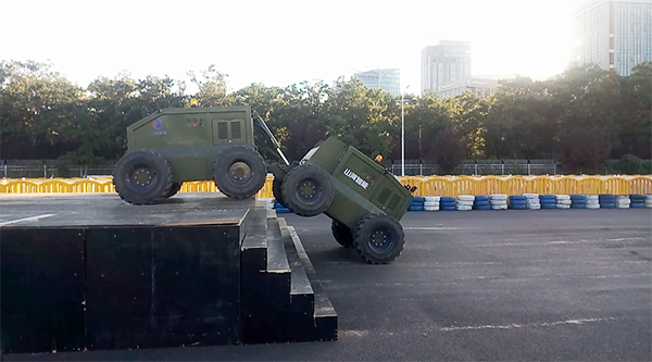 山河智能“龙马一号”惊艳亮相世界机器人大会