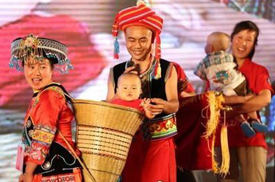 他们,用小小背篓背出山河大情怀