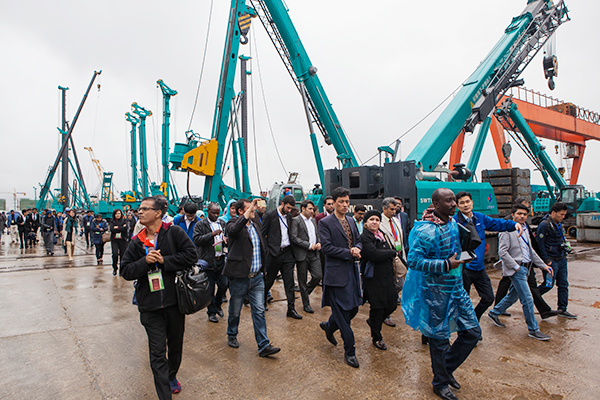 “一带一路”国家代表团到访山河智能,感受“大开眼界”