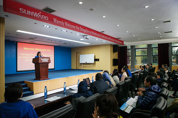 “一带一路”国家代表团到访山河智能,感受“大开眼界”