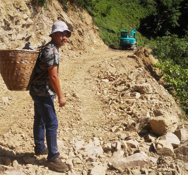 他们,用小小背篓背出山河大情怀