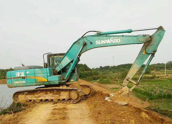 抗洪英雄显身手,山河智能系列挖掘机奔赴抗洪一线