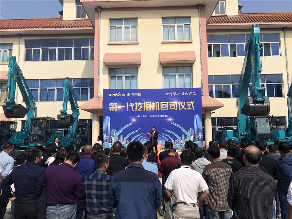 服役15年,超过20000小时!元老级挖机接“回家”!