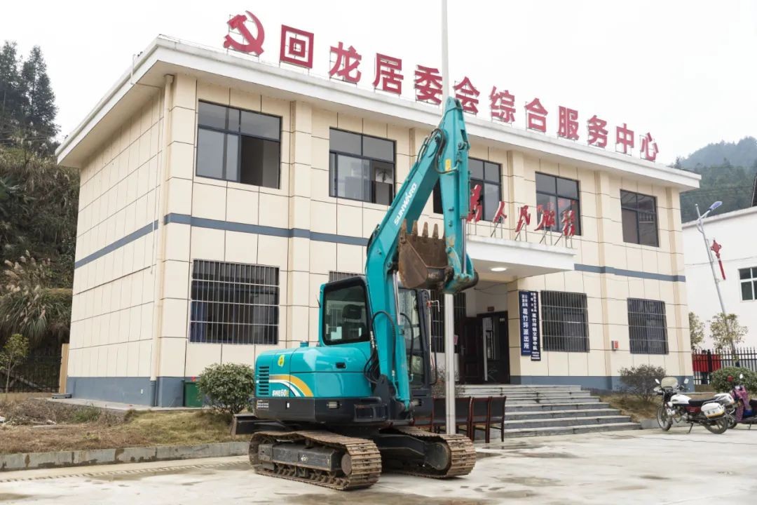 校企合作精准扶贫,产教融合振兴乡村 | 山河智能向合作院校对口扶贫点捐赠挖掘机