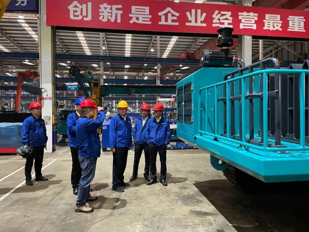 联合开发出成果!山河智能压裂管道运输车下线