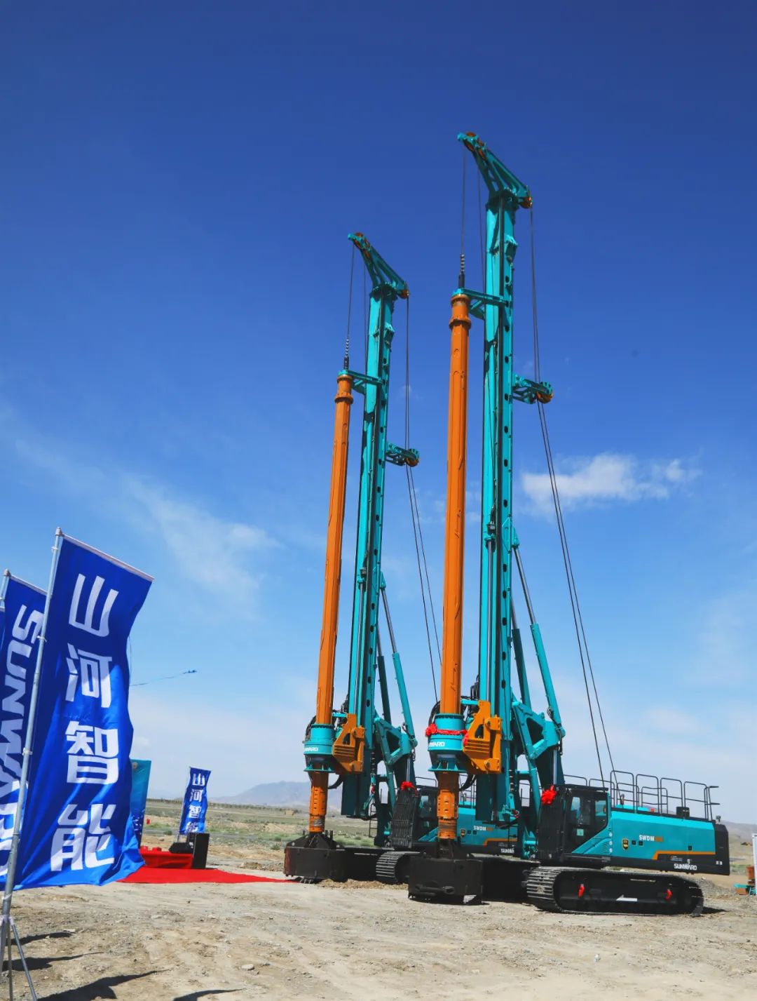 山河智能产品交付中国能建葛洲坝集团,助力建设大美新疆