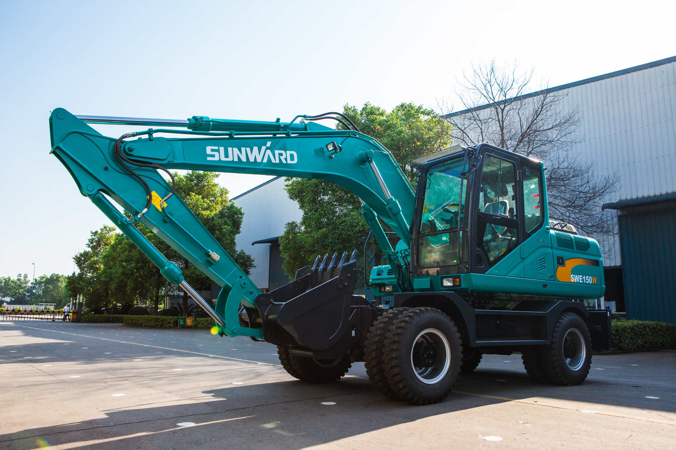 轮胎式挖掘机和履带式挖掘机,你更看好哪个?