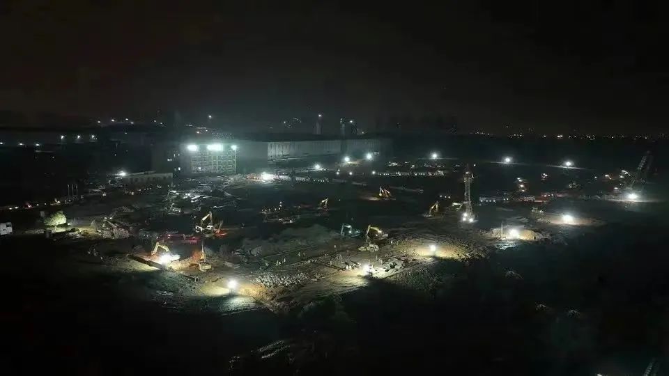 冲锋一线显担当!山河智能挖掘机助力长沙方舱医院建设