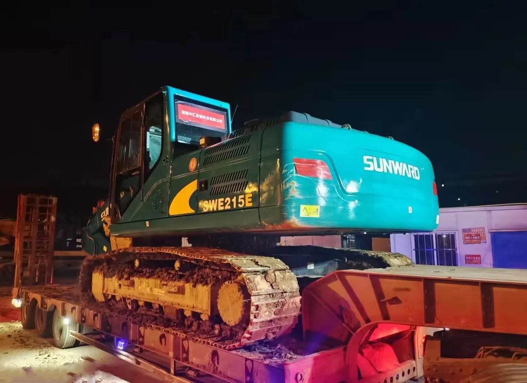 冲锋一线显担当!山河智能挖掘机助力长沙方舱医院建设