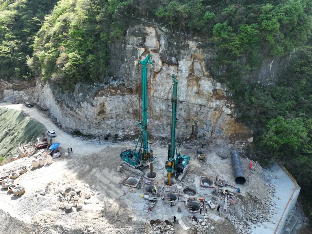 展现施工“奇效”!山河智能旋挖钻机强势助力炉慈高速公路建设