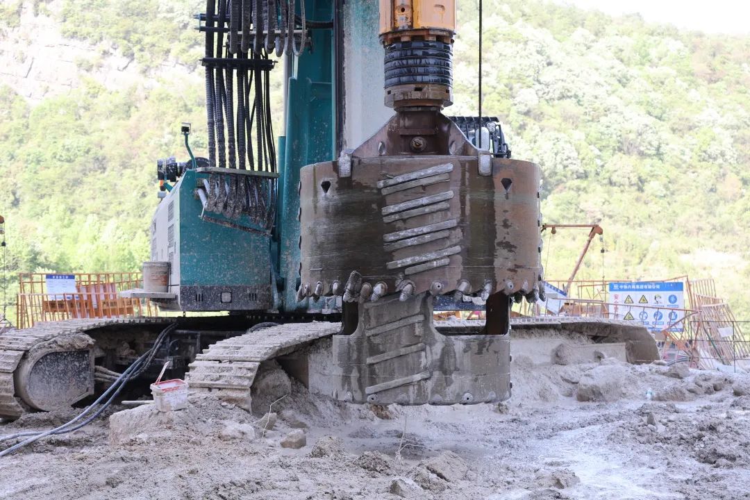 展现施工“奇效”!山河智能旋挖钻机强势助力炉慈高速公路建设