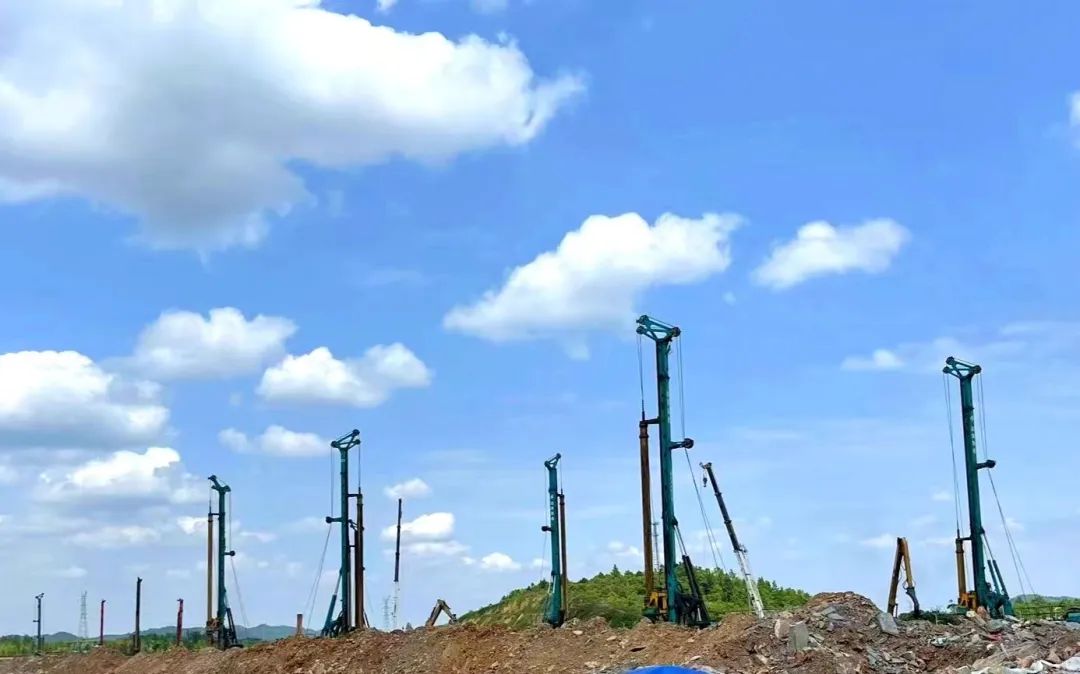 打桩“神器”再露锋芒!山河智能旋挖钻机助力贵阳贵安新区负极材料项目加速建设