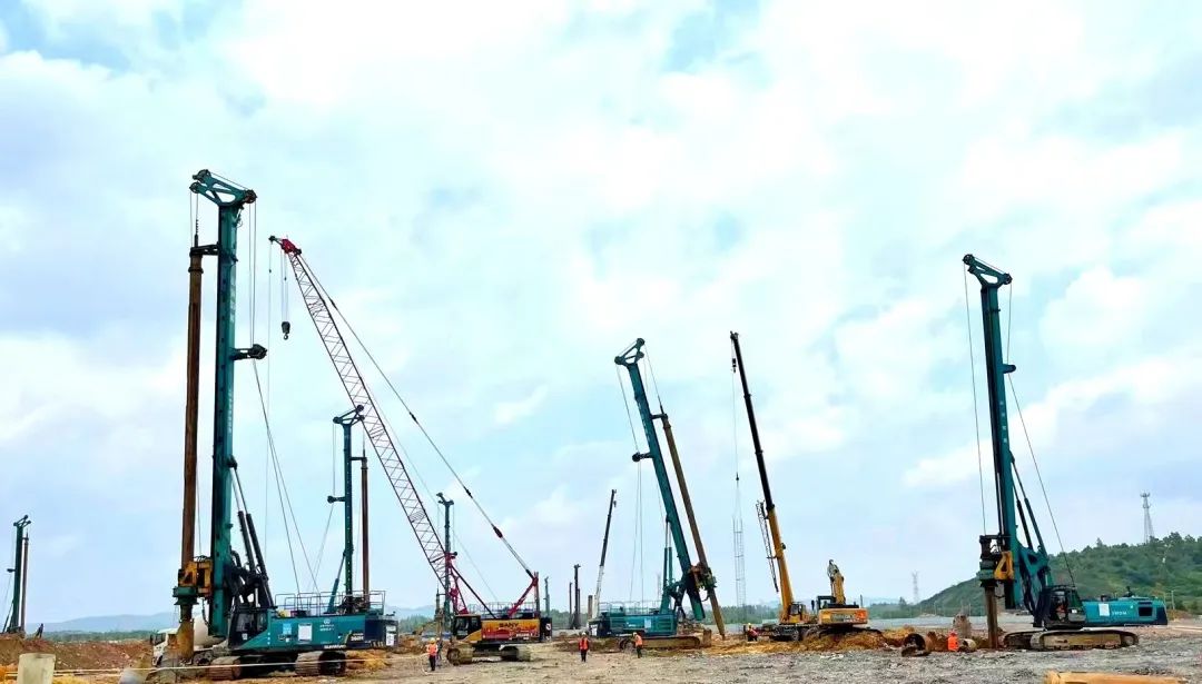 打桩“神器”再露锋芒!山河智能旋挖钻机助力贵阳贵安新区负极材料项目加速建设