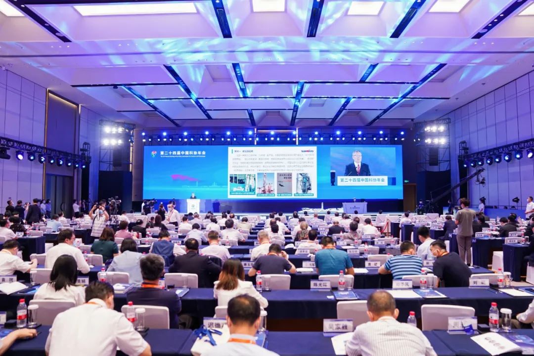 何清华在第二十四届中国科协年会作主旨报告:制造业高地源自体系