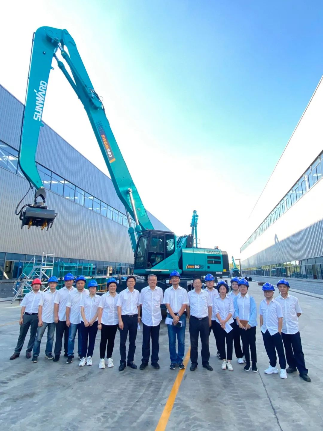 作业幅度达18米,山河智能首台轮式抓料机成功下线