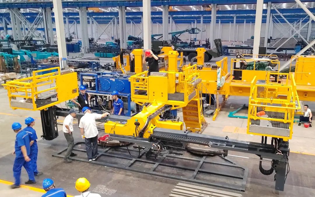 为铁路运输保驾护航!山河智能自主研制首套三平台作业装置成功交付