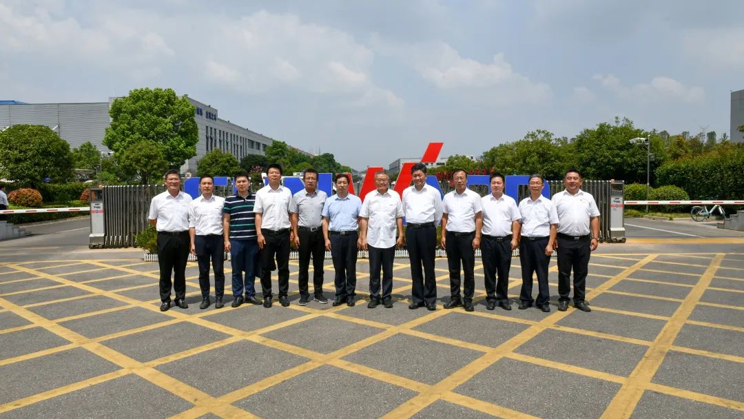 国家应急管理部郭治武局长一行考察山河智能无人化应急救援装备