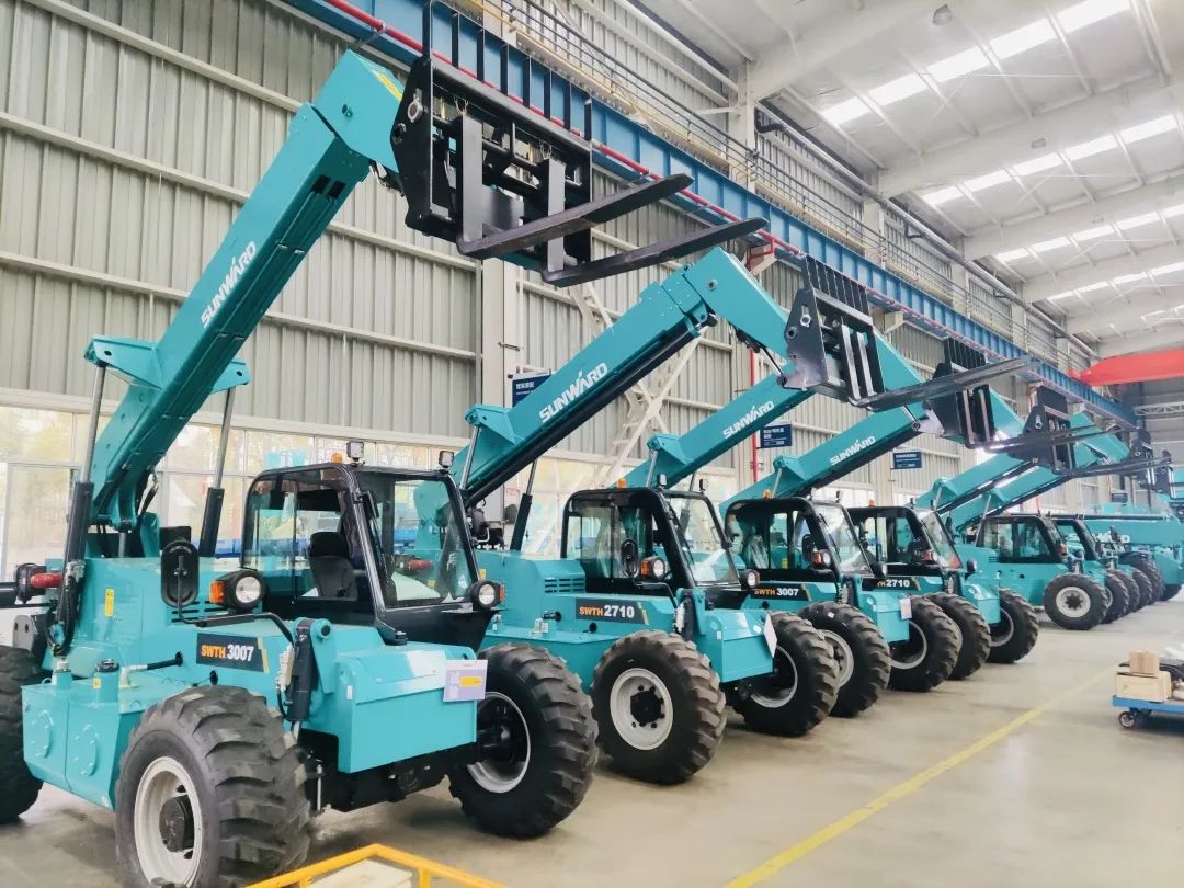 “兔飞猛进”添新品!山河智能两款伸缩臂叉装车同时下线