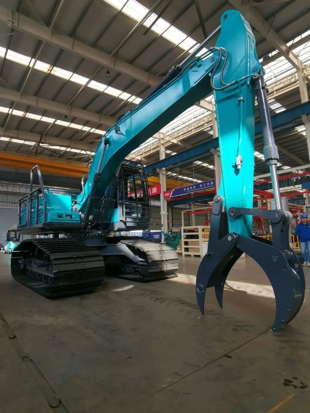 翻山越岭,称霸“武林”!山河智能首款中型林业挖掘机成功下线