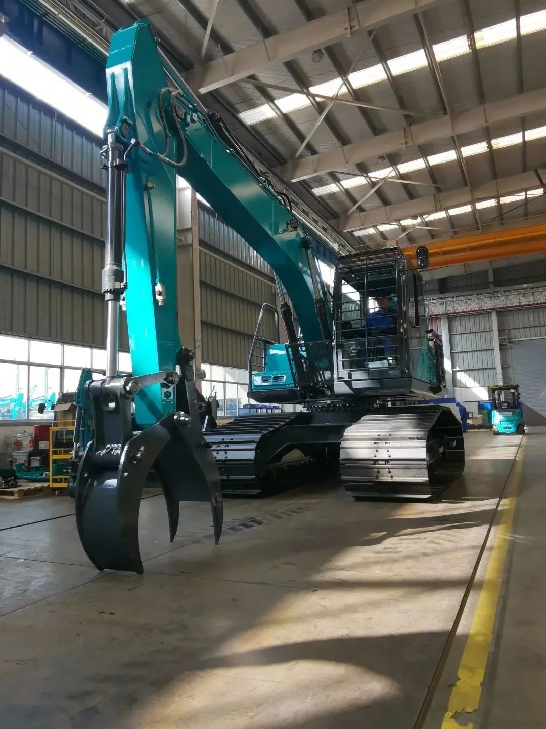 翻山越岭,称霸“武林”!山河智能首款中型林业挖掘机成功下线