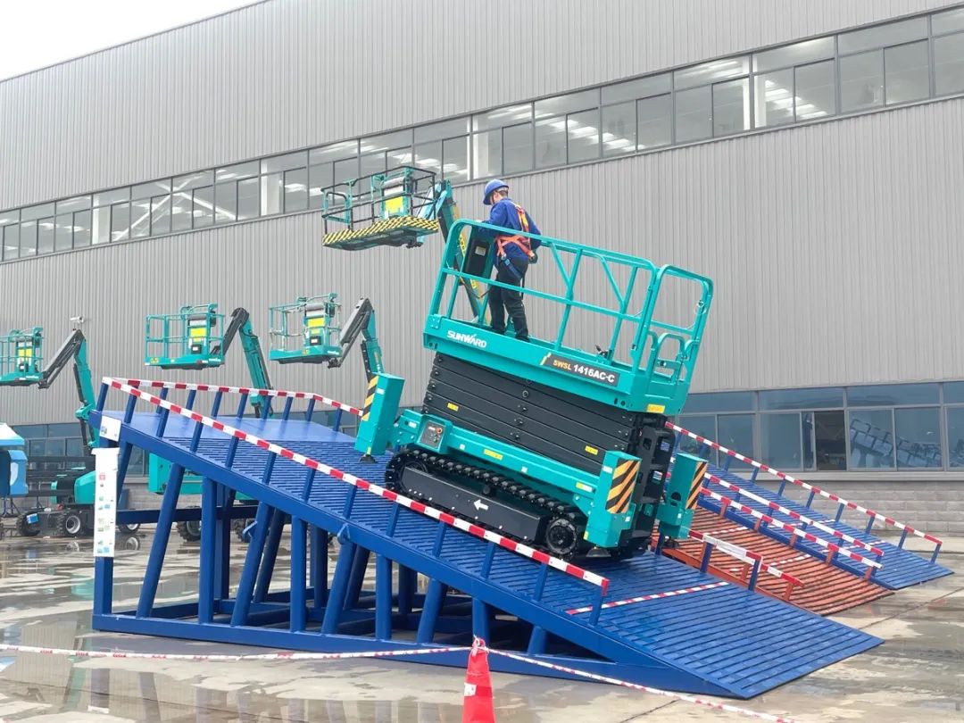 出厂即“出道”!山河智能首款履带剪叉式高空作业平台批量上市