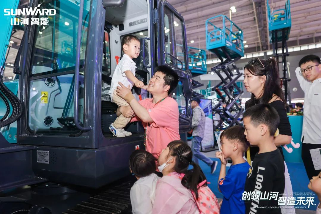 精品出击、互动不断!山河智能F系列挖掘机闪耀长沙展