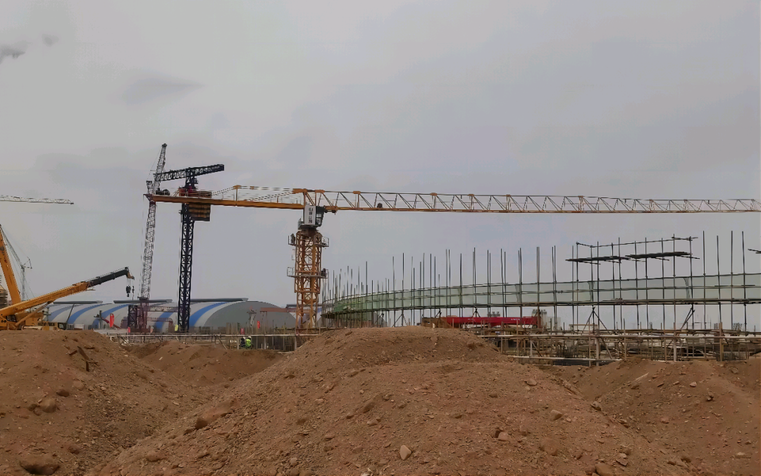 大漠戈壁展雄姿!山河江麓塔机助力常乐电厂项目