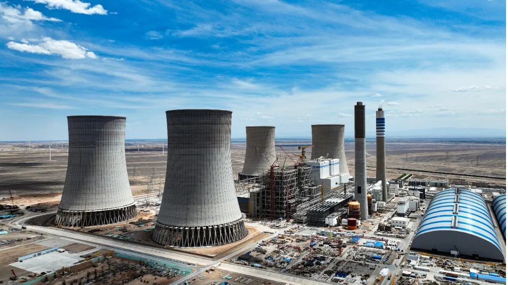 大漠戈壁展雄姿!山河江麓塔机助力常乐电厂项目