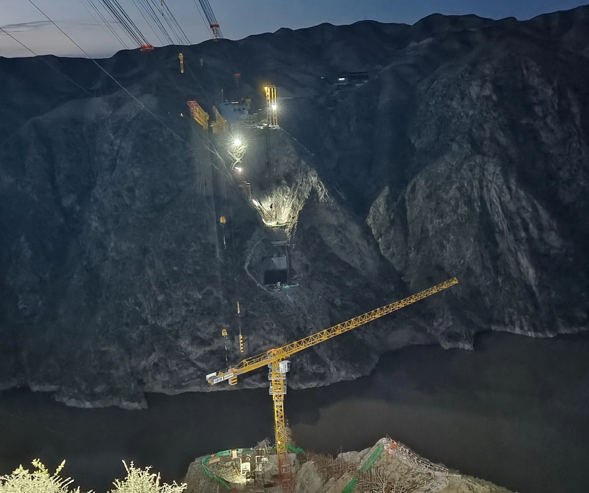 一桥通南北,群岭变坦途!山河江麓塔机助建洮河大桥