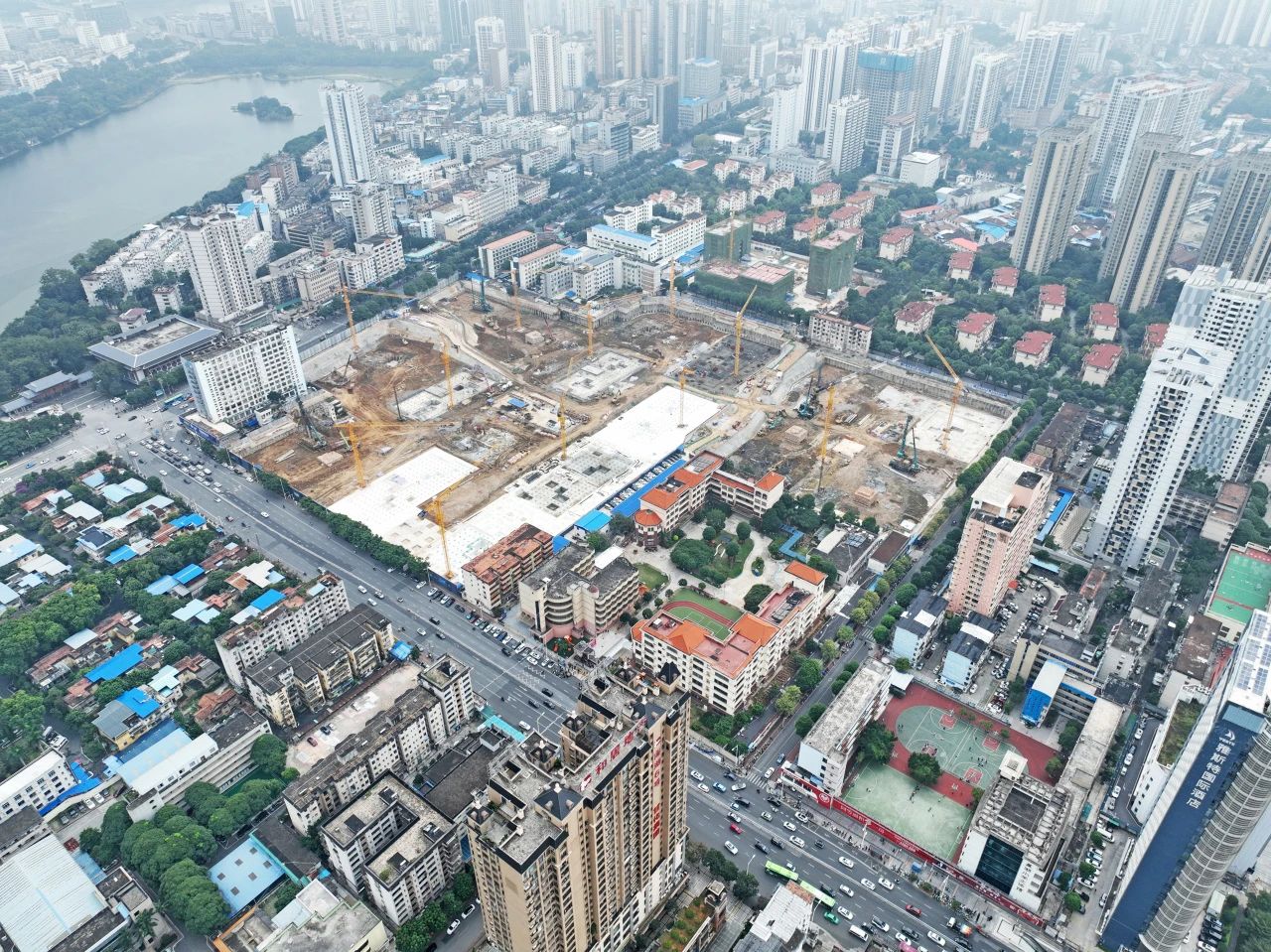 “绿巨人”显神威!山河智能引孔式静力压桩机助建“绿城”南宁民生项目