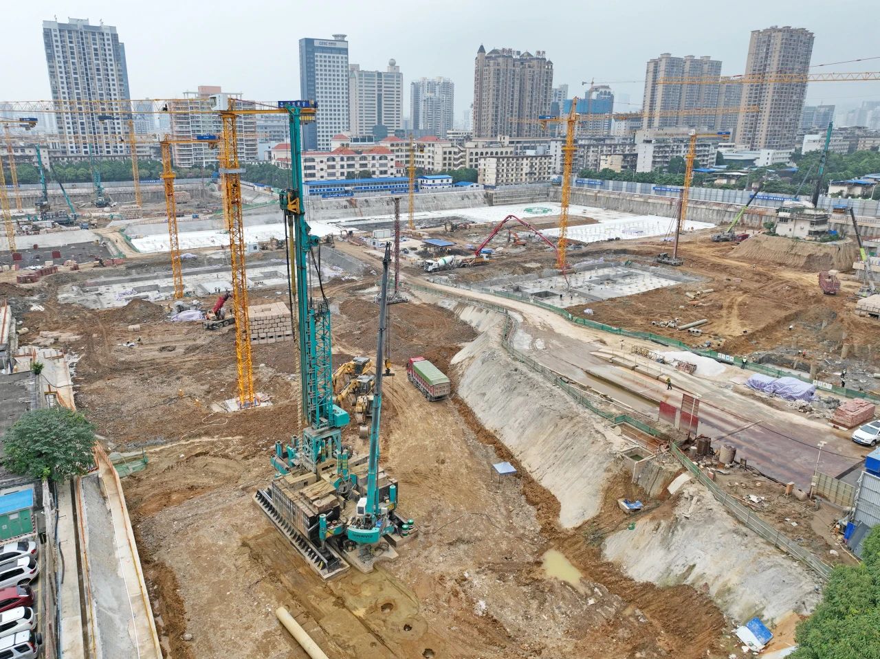 “绿巨人”显神威!山河智能引孔式静力压桩机助建“绿城”南宁民生项目