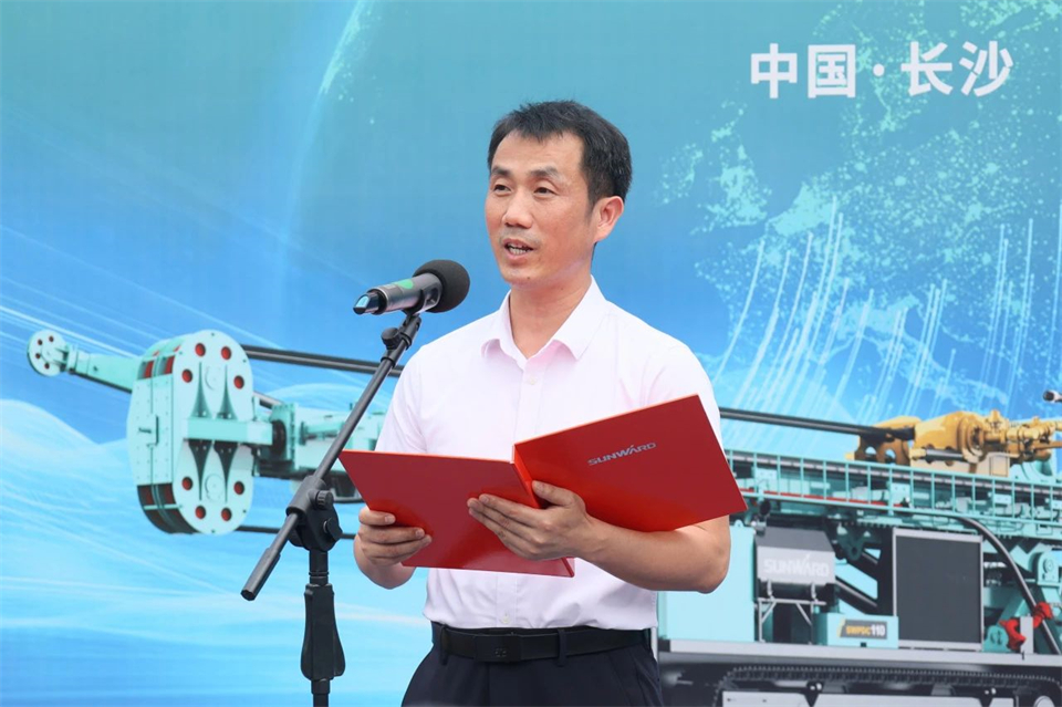 引领绿色科技新篇章!山河智能新能源钻机成功交付