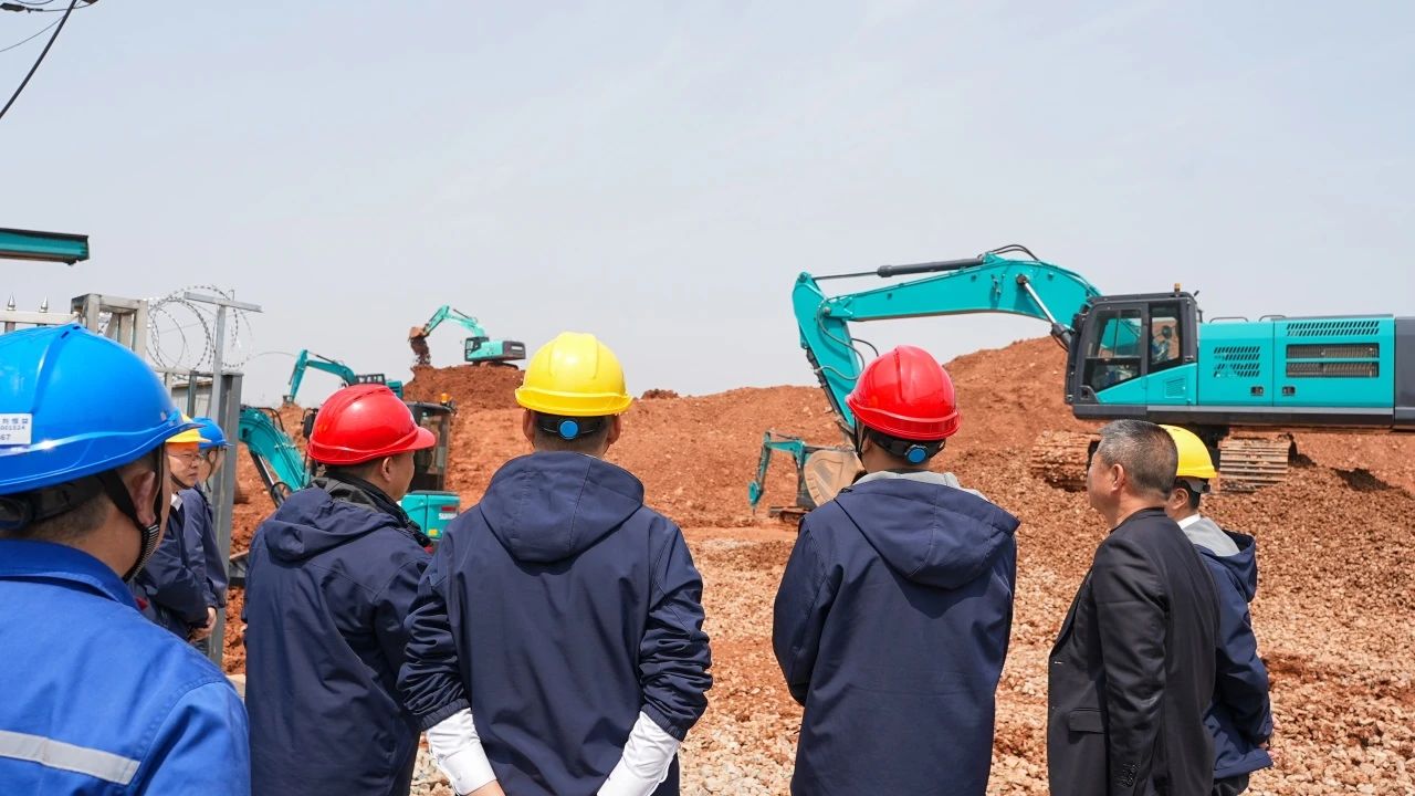 聚焦市场需求,山河智能三款精品工程液压挖掘机成功下线