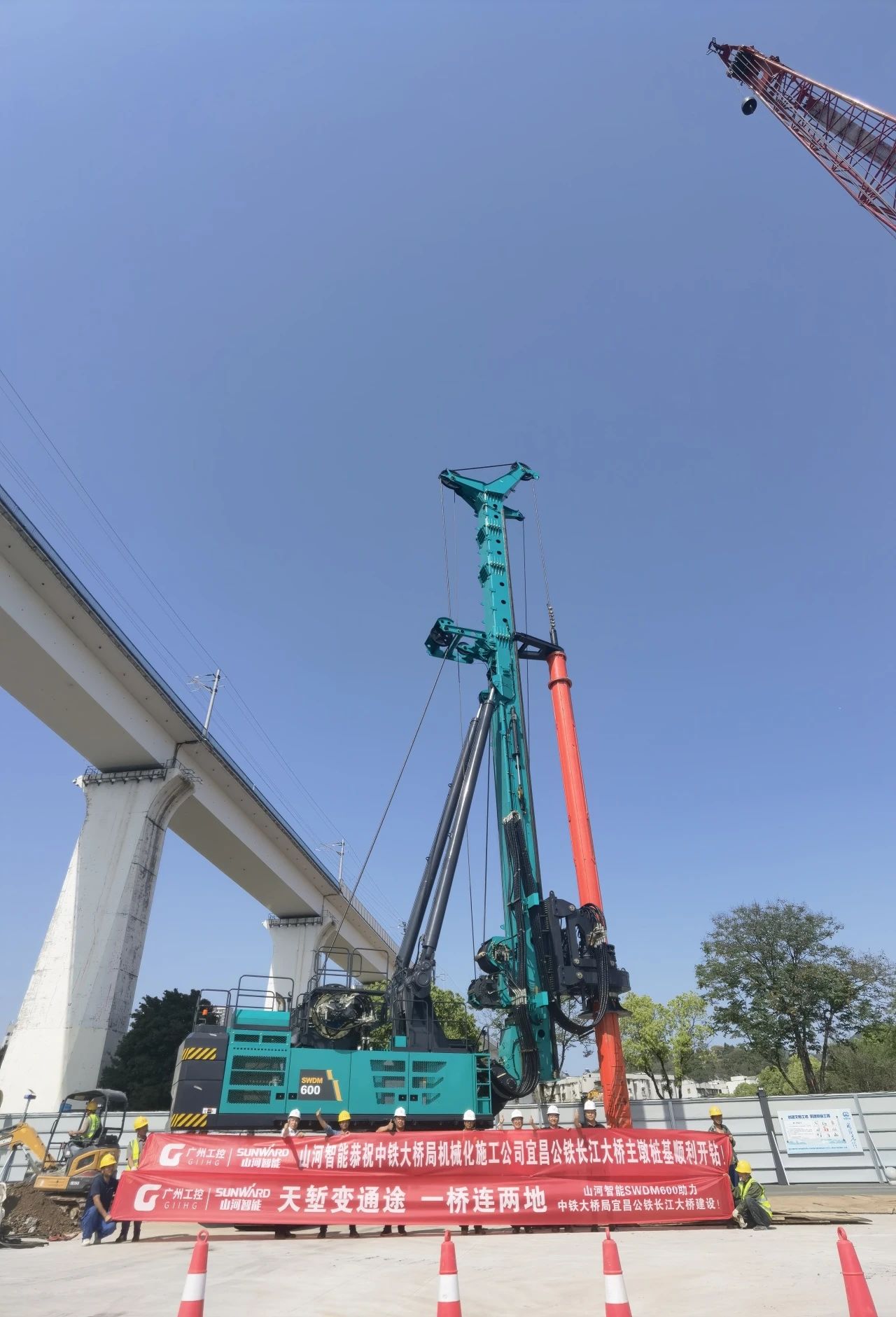 再战“世界级工程”!山河智能旋挖钻机助力宜昌长江公铁大桥建设