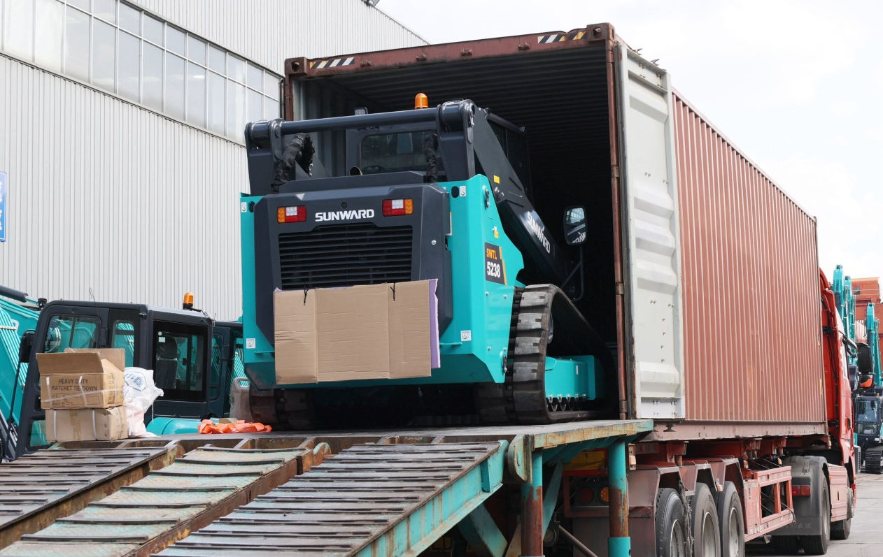 高端装备再获国际认可!山河智能最大吨位垂直举升履带式滑移装载机批量发往北美